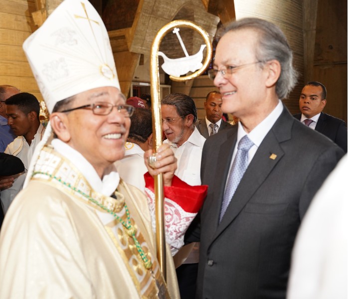 El señor Manuel A. Grullón, presidente del Banco Popular Dominicano y del Grupo Popular, saluda a Monseñor Gregorio Nicanor Peña, obispo de la Diócesis de Higüey.