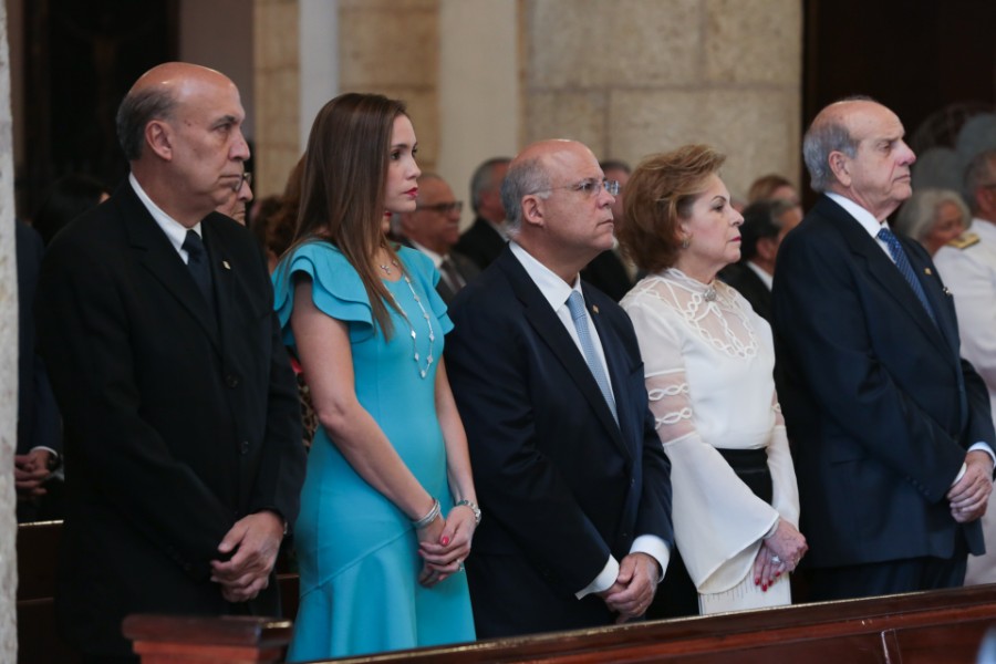 En la Catedral Primada de América, en Santo Domingo, fue oficiada una de las eucaristías simultáneas. En la fotografía, de izquierda a derecha, los señores Enrique M. Illueca, Johanna Rodríguez de Grullón, Eduardo Grullón, Milagros de Espinal y Marino D. Espinal.